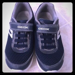 Geox lights up leather trimmed sneakers size 33